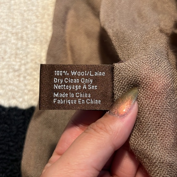 Lightweight Wool Scarf - Picture 4 of 4